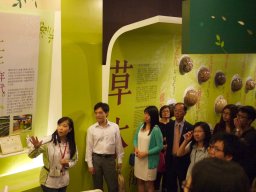 staff of Hung Fook Tong telling the history of herbal drinks